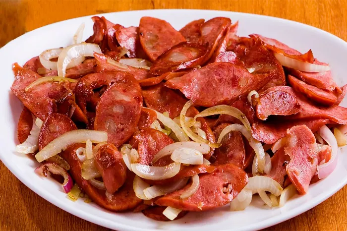 Calabresa Acebolada